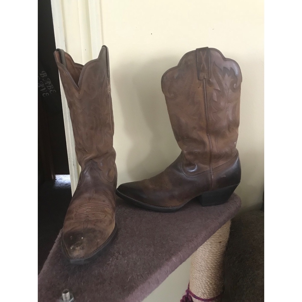 Ariat Woman’s 8.5 Snip Toe Cowboy Boots